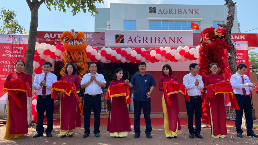 Các đại biểu cắt băng khai trương hoạt động Autobank CDM tại Agribank-Chi nhánh Đak Đoa Đông Gia Lai. Ảnh: Sơn Ca. Các đại biểu cắt băng khai trương hoạt động Autobank CDM tại Agribank-Chi nhánh Đak Đoa Đông Gia Lai. Ảnh: Sơn Ca.