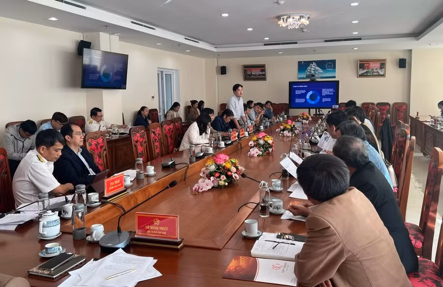 Tham dự hội nghị trực tiếp và trực tuyến tại các điểm cầu Chi cục Thuế có hơn 180 doanh nghiệp có cửa hàng kinh doanh bán lẻ xăng dầu. Ảnh: Sơn Ca