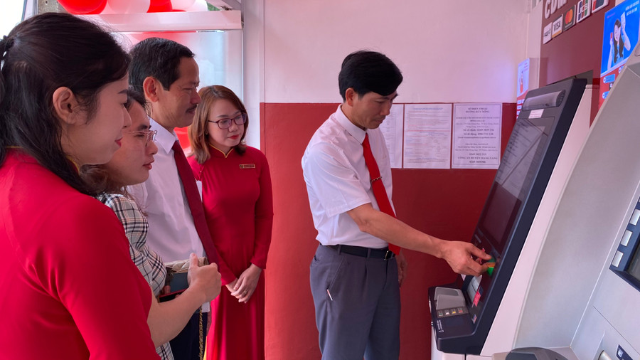 Ông Trần Đình Hiệp, Tỉnh ủy viên, Bí thư Huyện ủy, Chủ tịch HĐND huyện Mang Yang trải nghiệm giao dịch tại Autobank CDM. Ảnh: Sơn Ca. Ông Trần Đình Hiệp, Tỉnh ủy viên, Bí thư Huyện ủy, Chủ tịch HĐND huyện Mang Yang trải nghiệm giao dịch tại Autobank CDM. Ảnh: Sơn Ca.