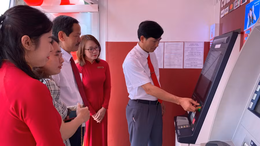 Ông Trần Đình Hiệp, Tỉnh ủy viên, Bí thư Huyện ủy, Chủ tịch HĐND huyện Mang Yang trải nghiệm giao dịch tại Autobank CDM. Ảnh: Sơn Ca.