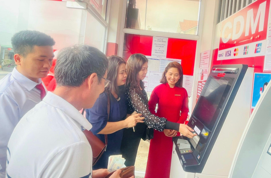 Khách hàng tại Kbang trải nghiệm giao dịch nộp tiền trực tiếp trên Autobank CDM. Ảnh: Sơn Ca.