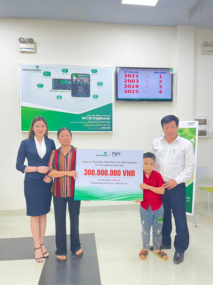 Đại diện lãnh đạo Phòng giao dịch Chư Sê-Vietcombank Chi nhánh Gia Lai phối hợp với FWD Việt Nam chi trả bồi thường cho gia đình khách hàng. Ảnh: Sơn Ca Đại diện lãnh đạo Phòng giao dịch Chư Sê-Vietcombank Chi nhánh Gia Lai phối hợp với FWD Việt Nam chi trả bồi thường cho gia đình khách hàng. Ảnh: Sơn Ca