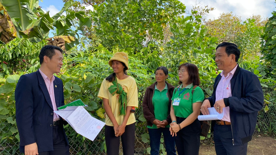 Ông Hoàng Minh Tế-Phó Tổng Giám đốc NHCSXH Việt Nam kiểm tra thực tế tình hình sử dụng vốn vay tại địa bàn huyện Ia Grai. Ảnh: Sơn Ca. Ông Hoàng Minh Tế-Phó Tổng Giám đốc NHCSXH Việt Nam kiểm tra thực tế tình hình sử dụng vốn vay tại địa bàn huyện Ia Grai. Ảnh: Sơn Ca.