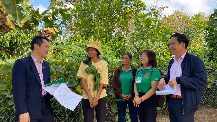 Ông Hoàng Minh Tế-Phó Tổng Giám đốc NHCSXH Việt Nam kiểm tra thực tế tình hình sử dụng vốn vay tại địa bàn huyện Ia Grai. Ảnh: Sơn Ca.