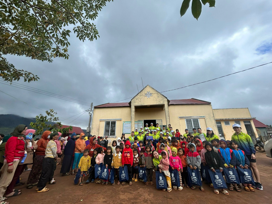 ACB Chi nhánh Gia Lai trao tặng hơn 100 phần quà cho bà con và trẻ em làng Pờ Yầu, xã Lơ Pang, huyện Mang Yang. Ảnh: Minh Dương.