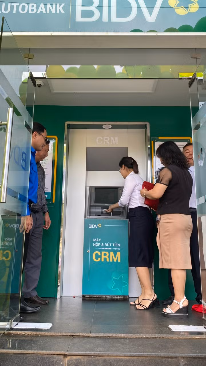 Các đại biểu khách mời và khách hàng trực tiếp giao dịch trải nghiệm các tính năng vượt trội tại máy CRM của BIDV Chi nhánh Gia Lai. Ảnh: Sơn Ca