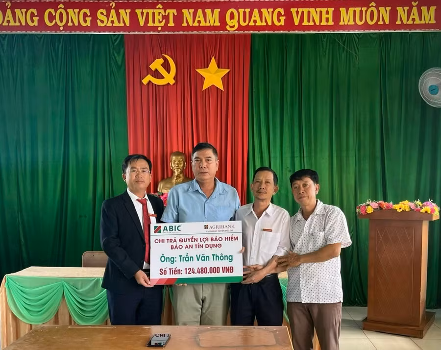 Agribank Chi nhánh tỉnh Gia Lai và Bảo hiểm Agribank Phòng Kinh doanh khu vực Gia Lai chi trả quyền lợi bảo hiểm cho gia đình khách hàng Trần Văn Thông. Ảnh: Sơn Ca.