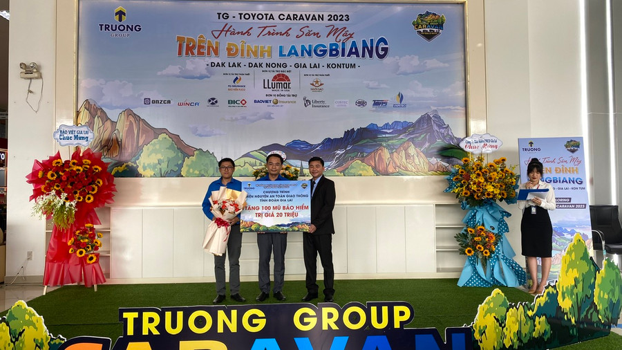 Toyota Gia Lai đồng hành cùng Tỉnh đoàn Gia Lai trao tặng 100 mũ bảo hiểm cho đoàn viên thanh niên. Ảnh: Sơn Ca.