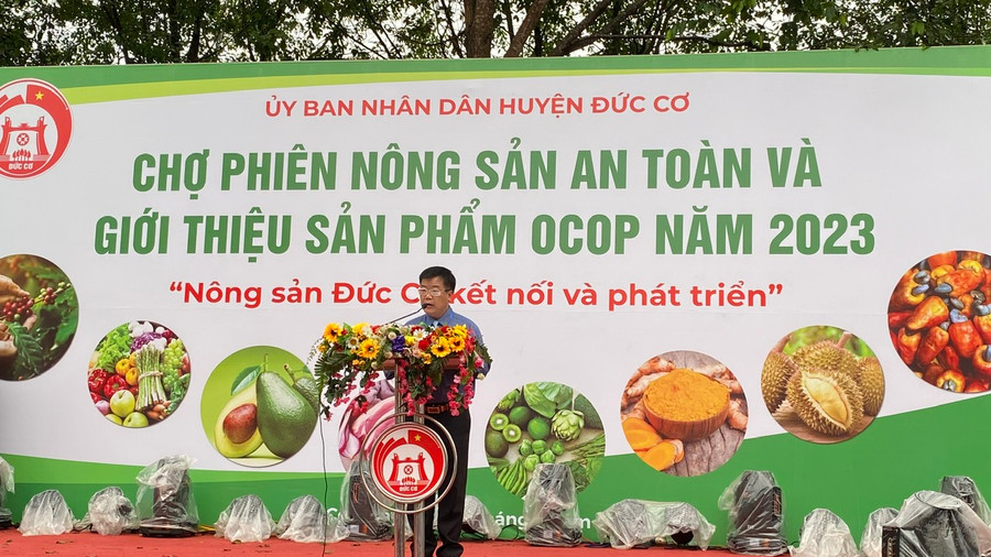 Ông Trần Ngọc Phận-Ủy viên Ban Thường vụ Huyện ủy, Phó Chủ tịch UBND huyện Đức Cơ phát biểu khai mạc phiên chợ. Ảnh: Sơn Ca.