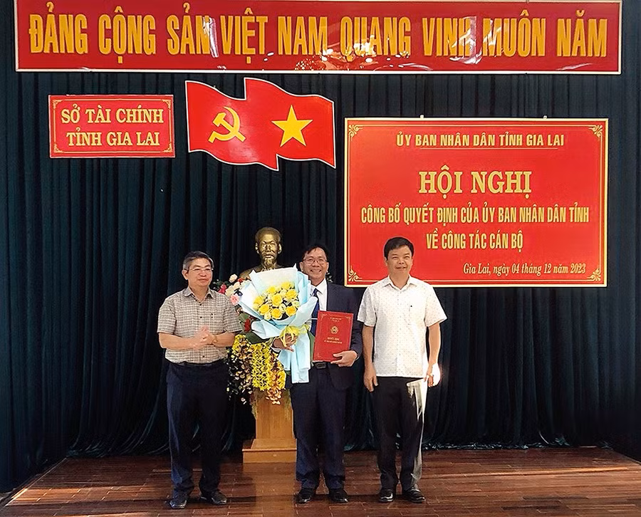 Lãnh đạo UBND tỉnh và Sở Tài chính tặng hoa chúc mừng ông Trương Thanh Tùng-tân Phó Giám đốc Sở Tài chính. Ảnh: Sơn Ca