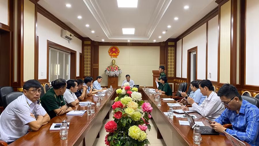 Đại diện Bộ đội Biên phòng báo cáo về công tác đảm bảo an ninh trật tự tại khu vực Cửa khẩu Quốc tế Lệ Thanh. Ảnh: Sơn Ca.