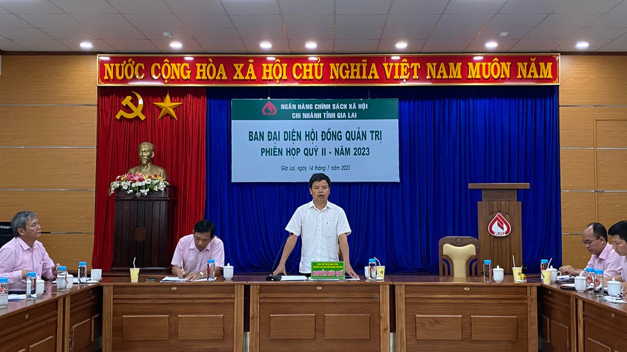 Ông Nguyễn Hữu Quế-Phó Chủ tịch UBND tỉnh, Trưởng ban đại diện HĐQT NHCSXH tỉnh phát biểu chỉ đạo tại phiên họp định kỳ quý II-2023. Ảnh: Sơn Ca.