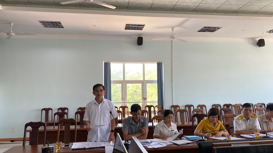 Ông Huỳnh Ngọc Ẩn-Phó Chủ tịch UBND huyện Kông Chro thông tin thêm về tình hình thực hiện Nghị quyết số 05/2021/NQ-HĐND tại địa phương. Ảnh: Sơn Ca.