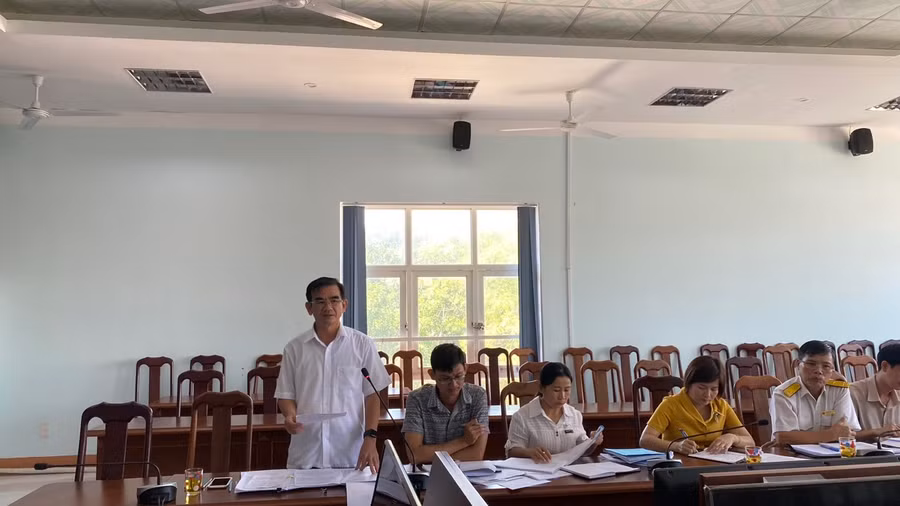 Ông Huỳnh Ngọc Ẩn-Phó Chủ tịch UBND huyện Kông Chro thông tin thêm về tình hình thực hiện Nghị quyết số 05/2021/NQ-HĐND tại địa phương. Ảnh: Sơn Ca.