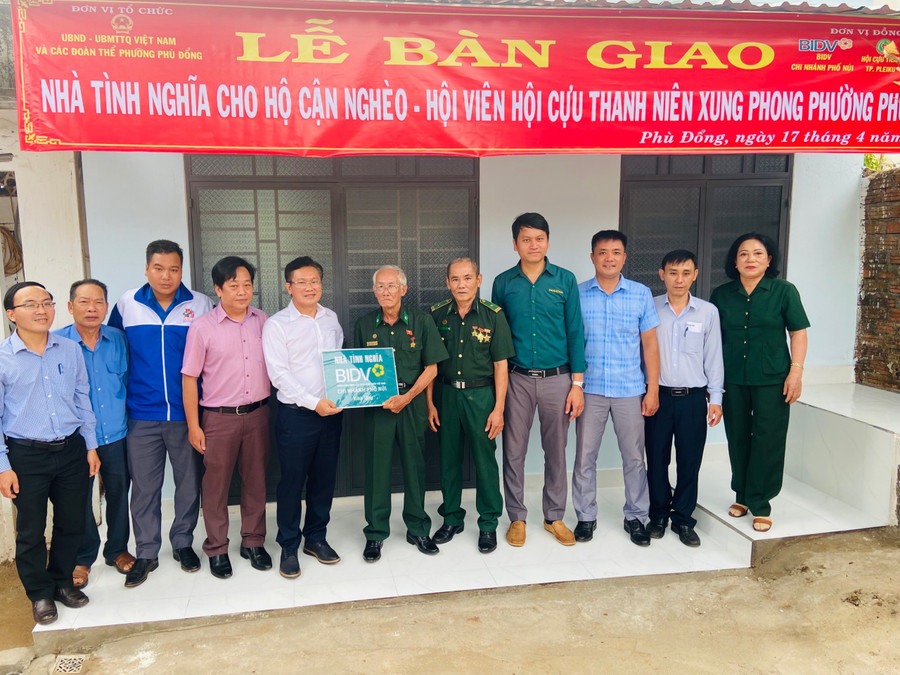 Lãnh đạo BIDV Phố Núi cùng cấp ủy, chính quyền địa phương chúc mừng gia đình ông Trần Quốc Tuấn. Ảnh: Sơn Ca.