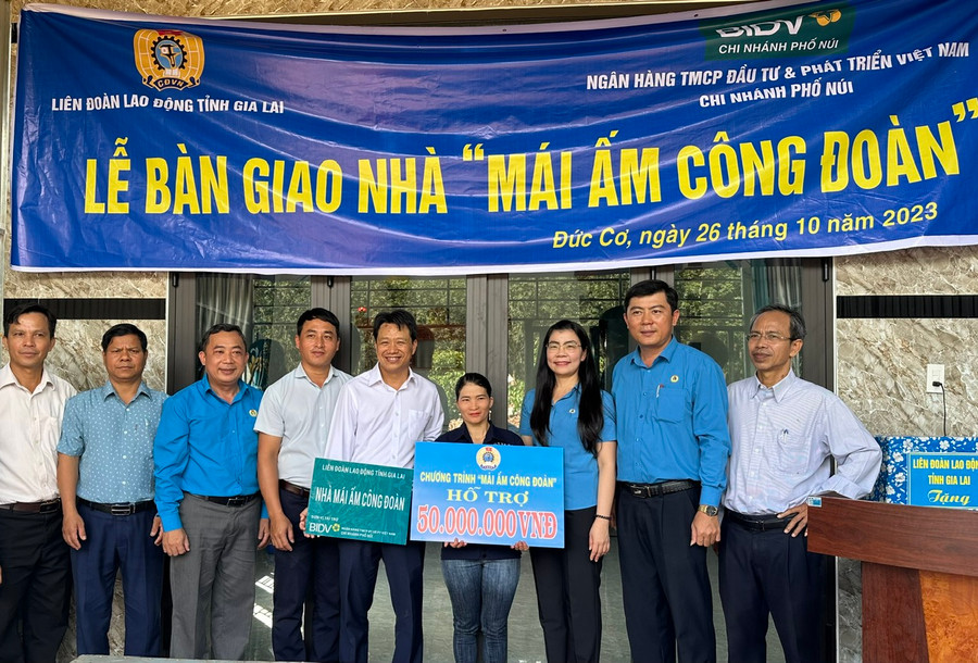Đại diện lãnh đạo BIDV Chi nhánh Phố Núi và Liên đoàn Lao động tỉnh chúc mừng gia đình đoàn viên Hồ Thị Hà hoàn thành ước mơ an cư. Ảnh: Ngọc Ánh Đại diện lãnh đạo BIDV Chi nhánh Phố Núi và Liên đoàn Lao động tỉnh chúc mừng gia đình đoàn viên Hồ Thị Hà hoàn thành ước mơ an cư. Ảnh: Ngọc Ánh