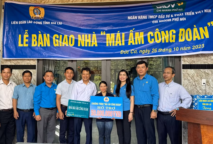 Đại diện lãnh đạo BIDV Chi nhánh Phố Núi và Liên đoàn Lao động tỉnh chúc mừng gia đình đoàn viên Hồ Thị Hà hoàn thành ước mơ an cư. Ảnh: Ngọc Ánh
