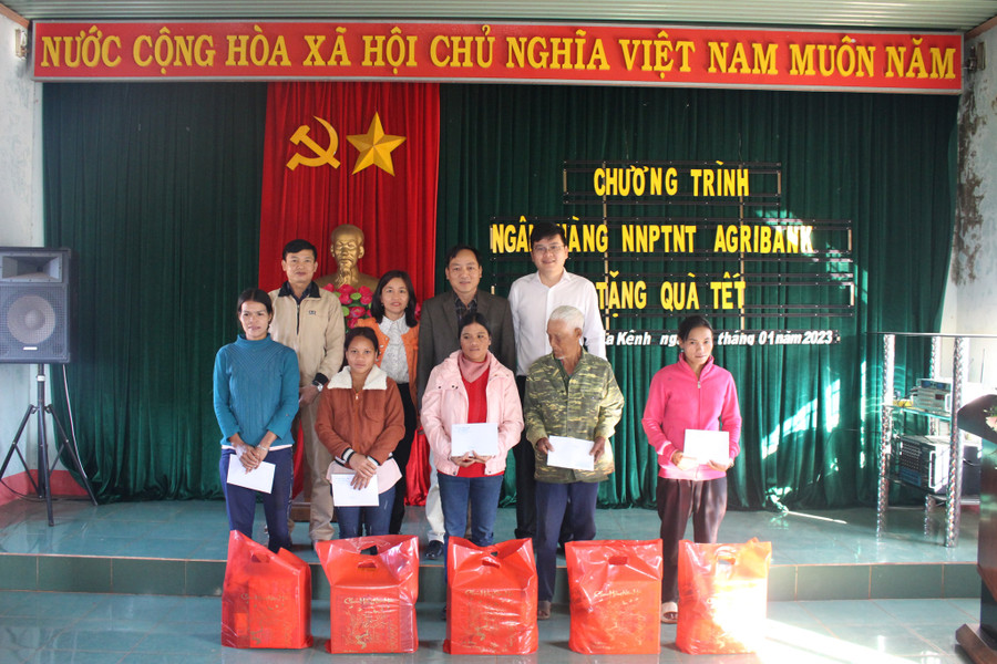 Đại diện Agribank Chi nhánh Đông Gia Lai trao tặng 20 phần quà Tết cho hộ nghèo và gia đình chính sách tại xã Ia Kênh. Ảnh: Sơn Ca. Đại diện Agribank Chi nhánh Đông Gia Lai trao tặng 20 phần quà Tết cho hộ nghèo và gia đình chính sách tại xã Ia Kênh. Ảnh: Sơn Ca.