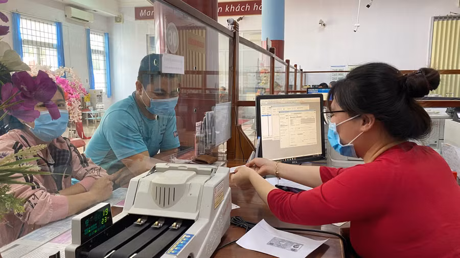 Ngành Ngân hàng luôn đồng hành, chia sẻ, hỗ trợ khách hàng vượt qua giai đoạn khó khăn. Ảnh: Sơn Ca.