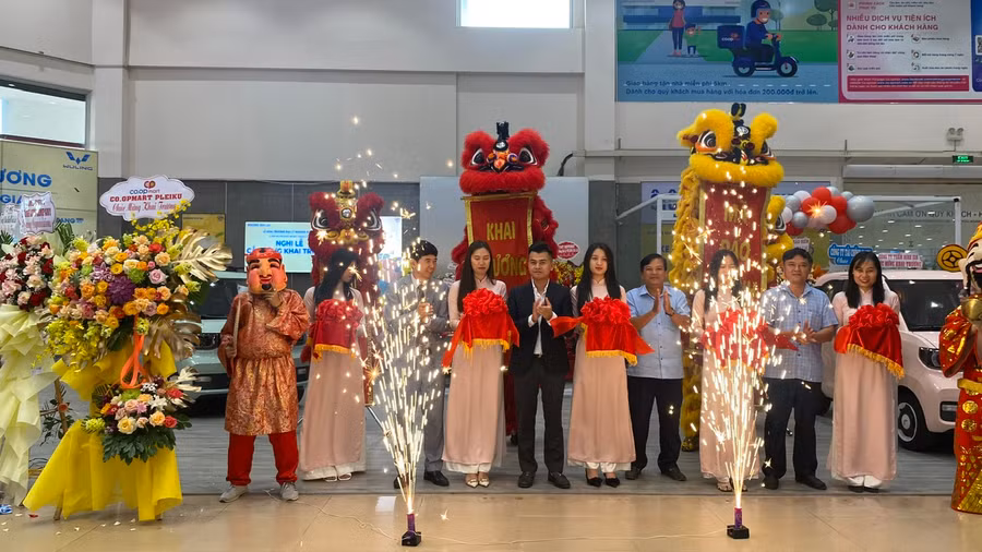 Các đại biểu thực hiện nghi thức cắt băng khai trương Đại lý Wuling Gia Lai. Ảnh: Sơn Ca.