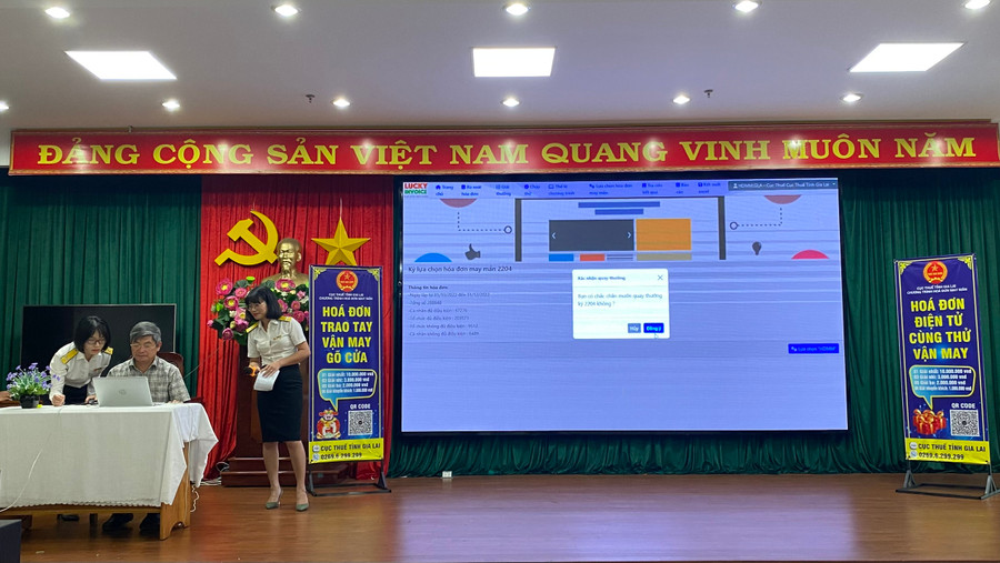 Ông Nguyễn Anh Dũng-Giám đốc Sở Tài chính bấm nút lựa chọn hóa đơn may mắn quý IV năm 2022. Ảnh: Sơn Ca Ông Nguyễn Anh Dũng-Giám đốc Sở Tài chính bấm nút lựa chọn hóa đơn may mắn quý IV năm 2022. Ảnh: Sơn Ca