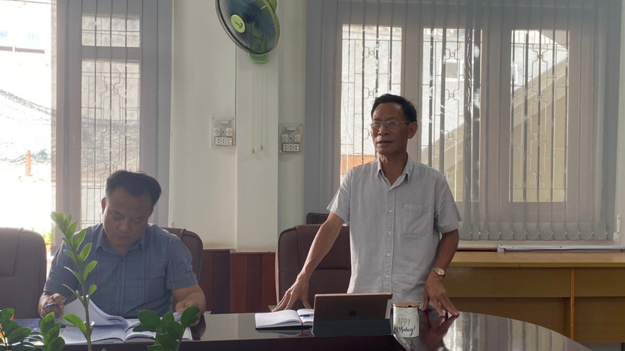 Đồng chí Kpă Đô - Trưởng ban Dân tộc tỉnh thống nhất các nội dung cơ bản trong công tác phối hợp tuyên truyền với Báo Gia Lai. Ảnh: Sơn Ca