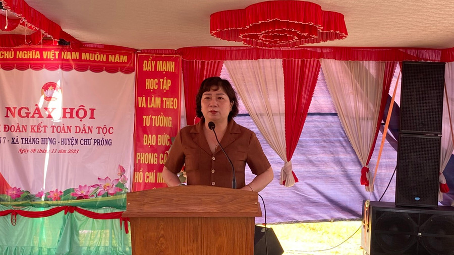 Đồng chí Phạm Thị Tố Hải-Ủy viên Ban Thường vụ Tỉnh ủy, Trưởng ban Dân vận Tỉnh ủy phát biểu tại Ngày hội Đại đoàn kết thôn 7, xã Thăng Hưng. Ảnh: Sơn Ca.