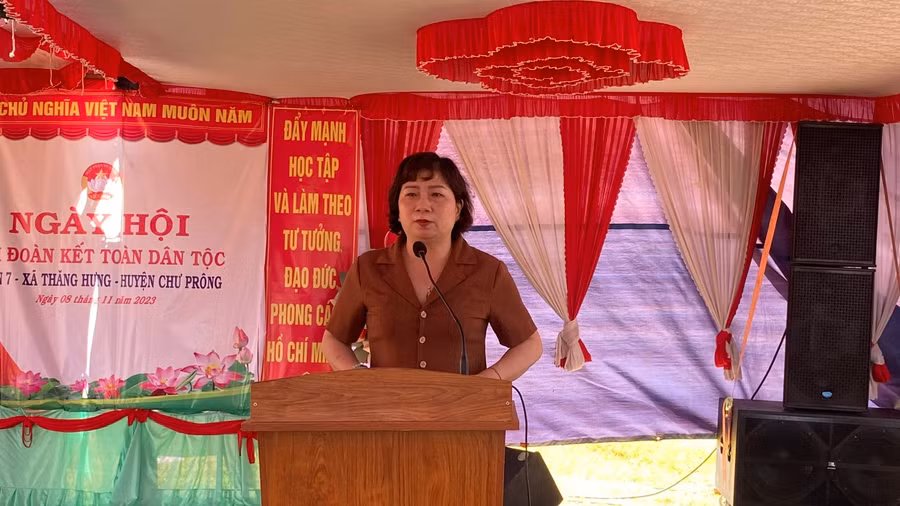 Đồng chí Phạm Thị Tố Hải-Ủy viên Ban Thường vụ Tỉnh ủy, Trưởng ban Dân vận Tỉnh ủy phát biểu tại Ngày hội Đại đoàn kết thôn 7, xã Thăng Hưng. Ảnh: Sơn Ca.