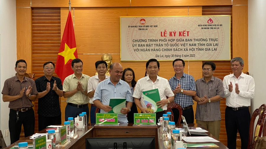 Ông Siu Trung-Phó Chủ tịch Ủy ban MTTQ Việt Nam tỉnh và ông Lê Văn Chí-Giám đốc Ngân hàng Chính sách xã hội-Chi nhánh tỉnh Gia Lai ký kết chương trình phối hợp. Ảnh: Sơn Ca Ông Siu Trung-Phó Chủ tịch Ủy ban MTTQ Việt Nam tỉnh và ông Lê Văn Chí-Giám đốc Ngân hàng Chính sách xã hội-Chi nhánh tỉnh Gia Lai ký kết chương trình phối hợp. Ảnh: Sơn Ca