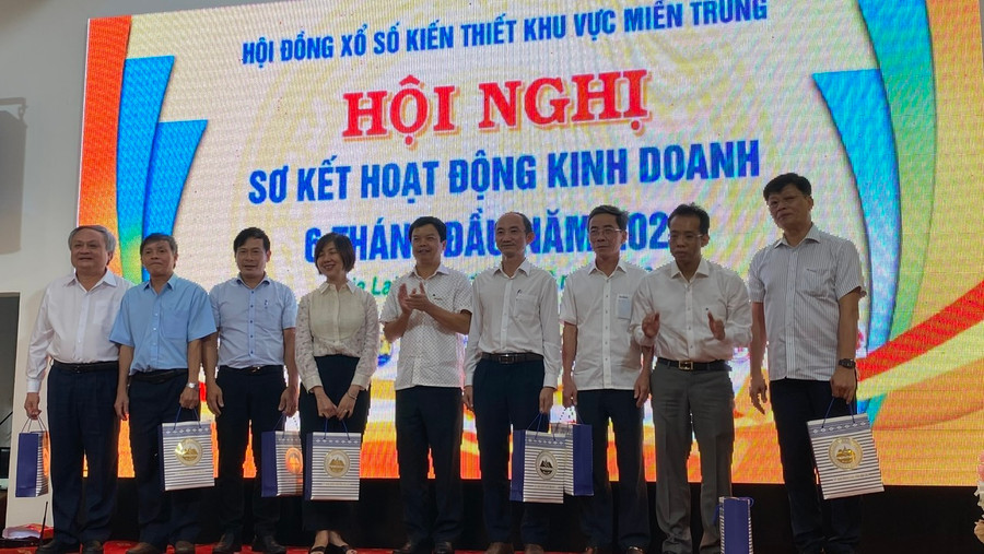 Tại Hội nghị, Phó Chủ tịch UBND tỉnh Nguyễn Hữu Quế trao quà tặng cho lãnh đạo các Công ty thành viên về tham dự Hội nghị. Ảnh: Sơn Ca Tại Hội nghị, Phó Chủ tịch UBND tỉnh Nguyễn Hữu Quế trao quà tặng cho lãnh đạo các Công ty thành viên về tham dự Hội nghị. Ảnh: Sơn Ca