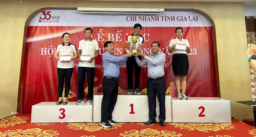 Lãnh đạo Agribank Chi nhánh tỉnh Gia Lai trao giải Nhất toàn đoàn cho đơn vị Hội sở. Ảnh: Sơn Ca. Lãnh đạo Agribank Chi nhánh tỉnh Gia Lai trao giải Nhất toàn đoàn cho đơn vị Hội sở. Ảnh: Sơn Ca.