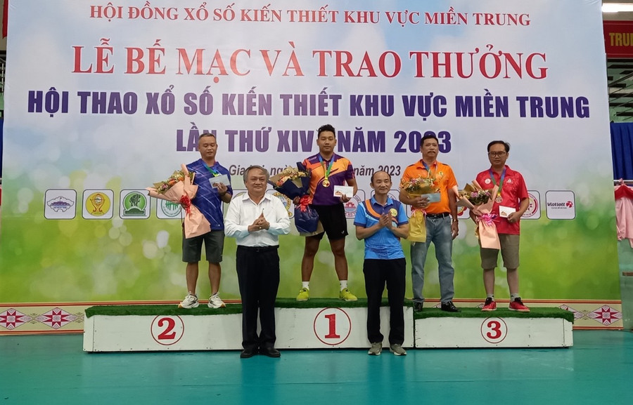 Ban Tổ chức trao thưởng và chúc mừng các vận động viên đạt thành tích tại Hội thao. Ảnh: Sơn Ca Ban Tổ chức trao thưởng và chúc mừng các vận động viên đạt thành tích tại Hội thao. Ảnh: Sơn Ca