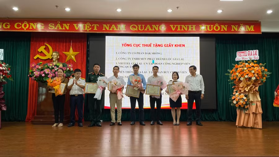 Lãnh đạo Cục Thuế tỉnh trao tặng giấy khen của Tổng cục Thuế cho 6 doanh nghiệp hoàn thành tốt nghĩa vụ thuế năm 2022. Ảnh: Sơn Ca Lãnh đạo Cục Thuế tỉnh trao tặng giấy khen của Tổng cục Thuế cho 6 doanh nghiệp hoàn thành tốt nghĩa vụ thuế năm 2022. Ảnh: Sơn Ca