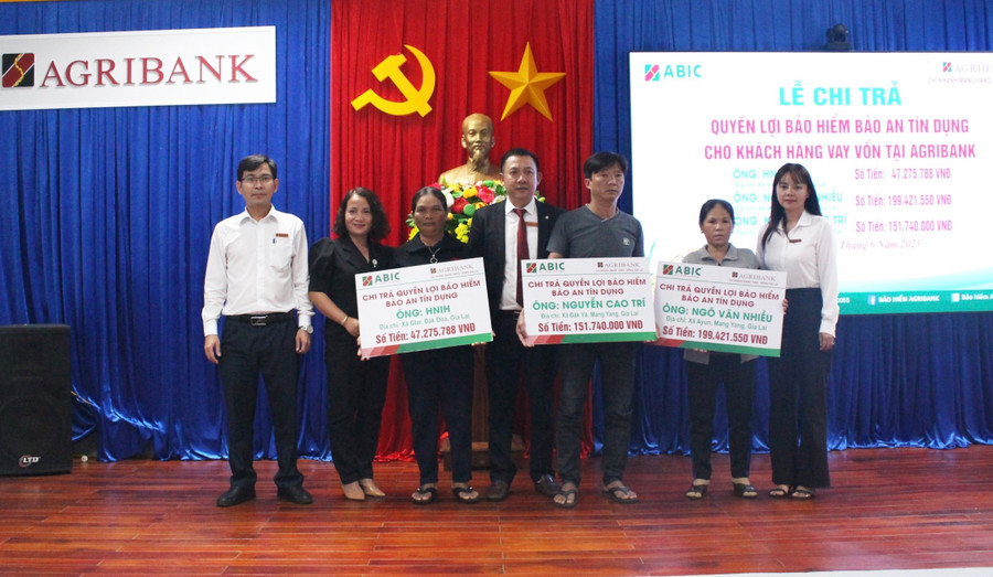 ABIC và Agribank Chi nhánh huyện Mang Yang Đông Gia Lai phối hợp chi trả quyền lợi bảo hiểm Bảo an tín dụng cho gia đình khách hàng. Ảnh: Sơn Ca. ABIC và Agribank Chi nhánh huyện Mang Yang Đông Gia Lai phối hợp chi trả quyền lợi bảo hiểm Bảo an tín dụng cho gia đình khách hàng. Ảnh: Sơn Ca.