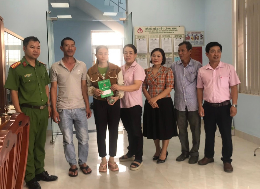 Phòng Giao dịch Ngân hàng Chính sách Xã hội huyện Đak Pơ phối hợp với UBND xã, Công an xã Hà Tam tổ chức giải ngân cho 2 khách hàng vay vốn theo Quyết định số 22/2023/QĐ-TTg. Ảnh: Sơn Ca. Phòng Giao dịch Ngân hàng Chính sách Xã hội huyện Đak Pơ phối hợp với UBND xã, Công an xã Hà Tam tổ chức giải ngân cho 2 khách hàng vay vốn theo Quyết định số 22/2023/QĐ-TTg. Ảnh: Sơn Ca.