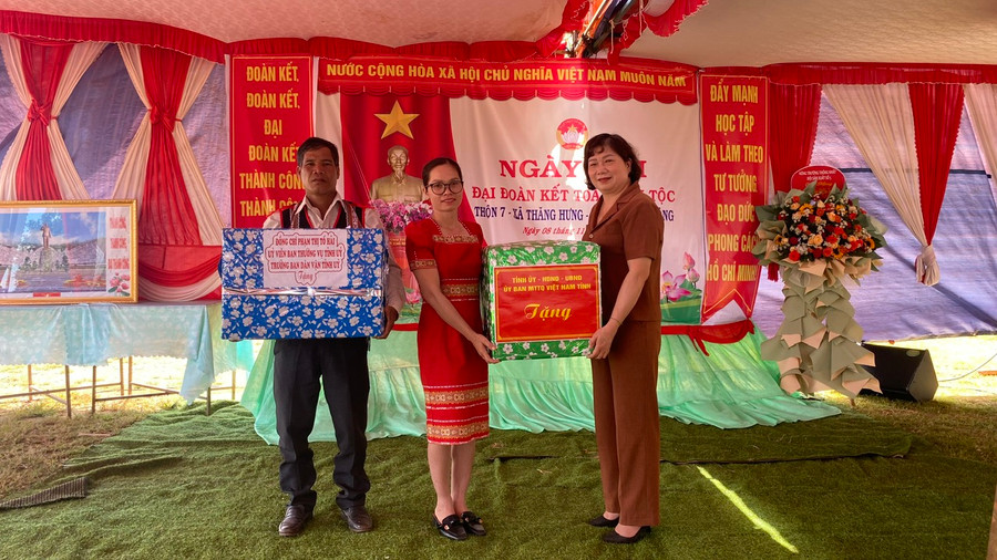 Đồng chí Phạm Thị Tố Hải trao quà tặng của Tỉnh ủy, HĐND, UBND, Ủy ban MTTQ Việt Nam tỉnh cho cán bộ và nhân dân thôn 7. Ảnh: Sơn Ca.