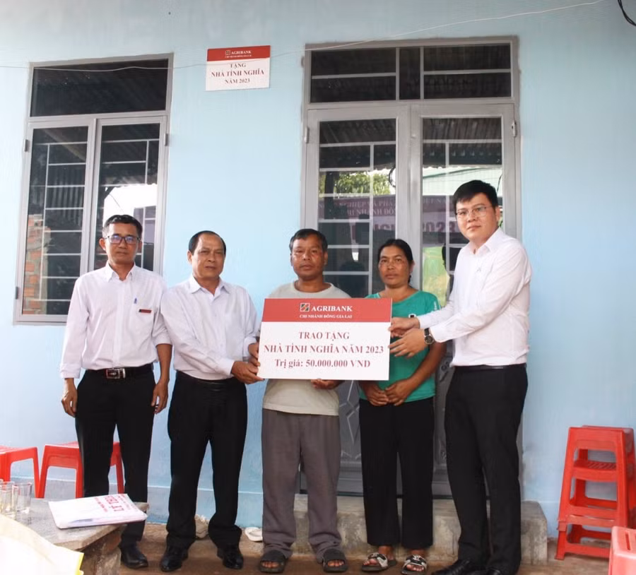 Đại diện Agribank Chi nhánh Đông Gia Lai trao tặng nhà tình nghĩa cho gia đình ông Mrí. Ảnh: Sơn Ca.