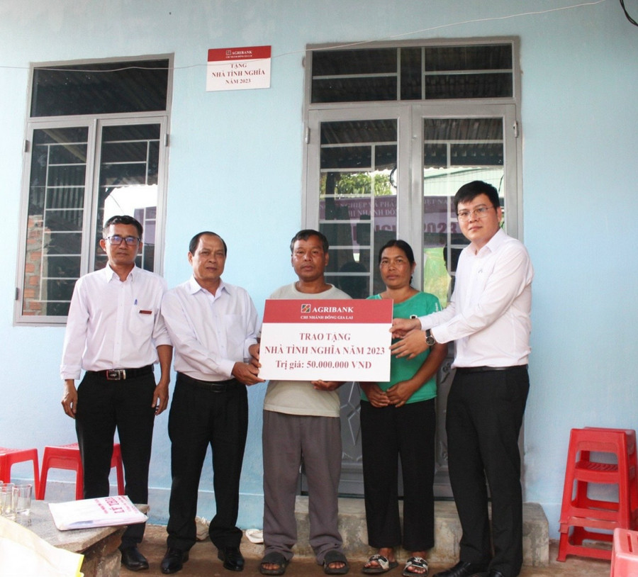 Đại diện Agribank Chi nhánh Đông Gia Lai trao tặng nhà tình nghĩa cho gia đình ông Mrí. Ảnh: Sơn Ca. Đại diện Agribank Chi nhánh Đông Gia Lai trao tặng nhà tình nghĩa cho gia đình ông Mrí. Ảnh: Sơn Ca.