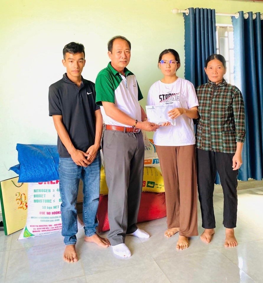 Ông Trần Anh Thắng-Phó Giám đốc, Chủ tịch Công đoàn Vietcombank Chi nhánh Bắc Gia Lai thăm hỏi động viên và trao tiền ủng hộ cho gia đình đoàn viên Nguyễn Quốc Thông. Ảnh: VCB. Ông Trần Anh Thắng-Phó Giám đốc, Chủ tịch Công đoàn Vietcombank Chi nhánh Bắc Gia Lai thăm hỏi động viên và trao tiền ủng hộ cho gia đình đoàn viên Nguyễn Quốc Thông. Ảnh: VCB.