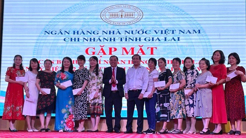 Ngân hàng Nhà nước Chi nhánh tỉnh gặp mặt thân mật 269 cán bộ hưu trí qua các thời kỳ. Ảnh: Sơn Ca. Ngân hàng Nhà nước Chi nhánh tỉnh gặp mặt thân mật 269 cán bộ hưu trí qua các thời kỳ. Ảnh: Sơn Ca.