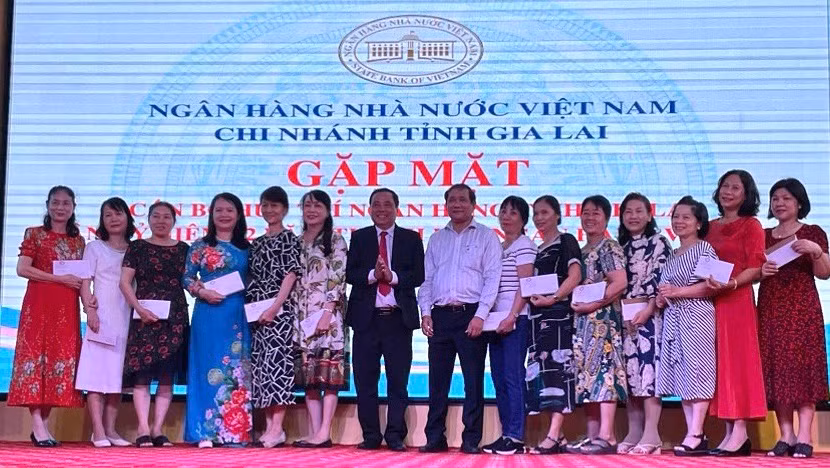 Ngân hàng Nhà nước Chi nhánh tỉnh gặp mặt thân mật 269 cán bộ hưu trí qua các thời kỳ. Ảnh: Sơn Ca.