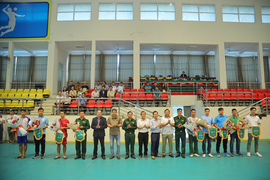 Lãnh đạo BIDV Chi nhánh Gia Lai, BIDV Nam Gia Lai, BIDV Phố Núi và các đơn vị Quân đội tham dự lễ khai mạc Hội thao. Ảnh: Ấu Dương. Lãnh đạo BIDV Chi nhánh Gia Lai, BIDV Nam Gia Lai, BIDV Phố Núi và các đơn vị Quân đội tham dự lễ khai mạc Hội thao. Ảnh: Ấu Dương.