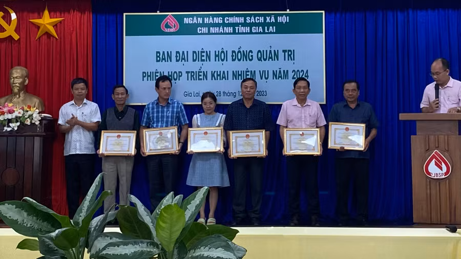 Phó Chủ tịch UBND tỉnh Nguyễn Hữu Quế trao các quyết định khen thưởng cho các cá nhân có thành tích xuất sắc trong hoạt động tín dụng chính sách năm 2023. Ảnh: Sơn Ca.