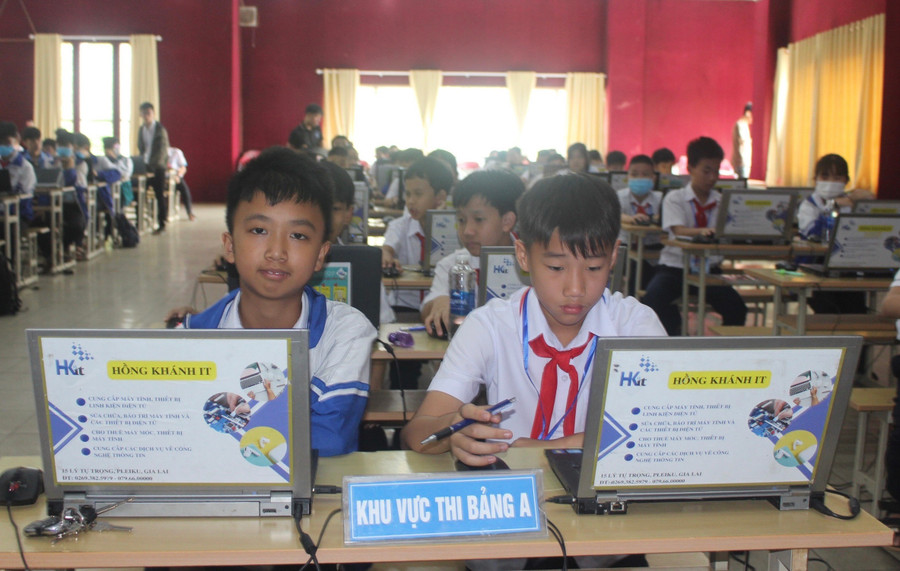 Các thí sinh tham gia thi bảng A. Ảnh: P.L