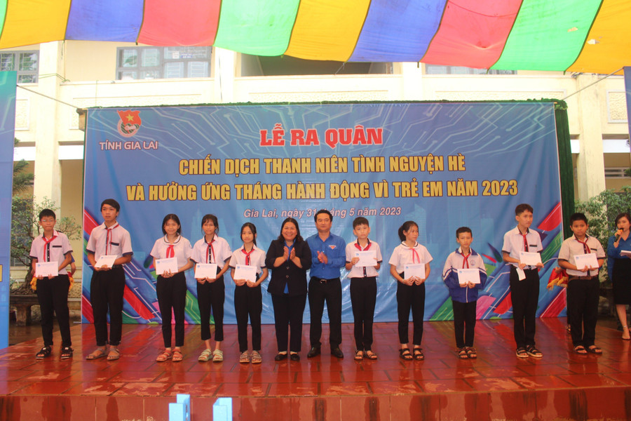 Tỉnh Đoàn tặng học bổng cho thiếu nhi vượt khó học giỏi của Trường THCS Nguyễn Trãi. Ảnh: P.L Tỉnh Đoàn tặng học bổng cho thiếu nhi vượt khó học giỏi của Trường THCS Nguyễn Trãi. Ảnh: P.L