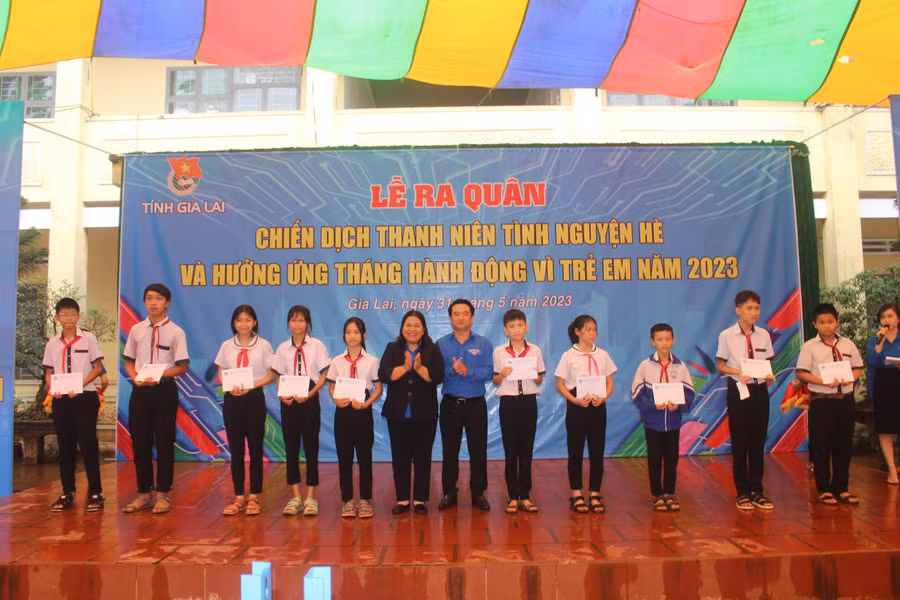 Tỉnh Đoàn tặng học bổng cho thiếu nhi vượt khó học giỏi của Trường THCS Nguyễn Trãi. Ảnh: P.L