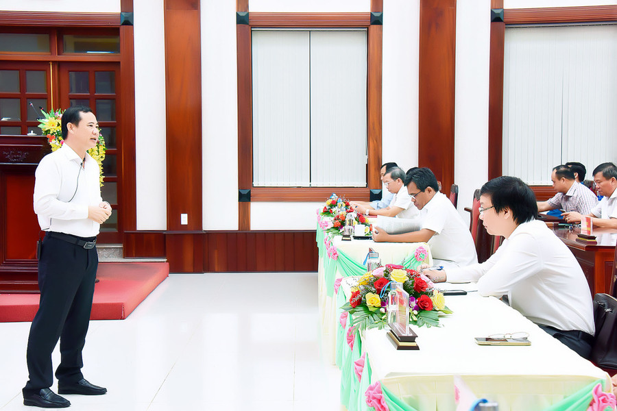 Đồng chí Nguyễn Thái Học (bìa trái)-Phó Trưởng ban Nội chính Trung ương phổ biến, quán triệt nội dung cốt lõi của tác phẩm đến các đại biểu của tỉnh Gia Lai. Ảnh: Đ.T Đồng chí Nguyễn Thái Học (bìa trái)-Phó Trưởng ban Nội chính Trung ương phổ biến, quán triệt nội dung cốt lõi của tác phẩm đến các đại biểu của tỉnh Gia Lai. Ảnh: Đ.T