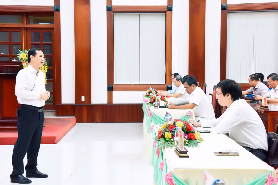 Đồng chí Nguyễn Thái Học (bìa trái)-Phó Trưởng ban Nội chính Trung ương phổ biến, quán triệt nội dung cốt lõi của tác phẩm đến các đại biểu của tỉnh Gia Lai. Ảnh: Đ.T