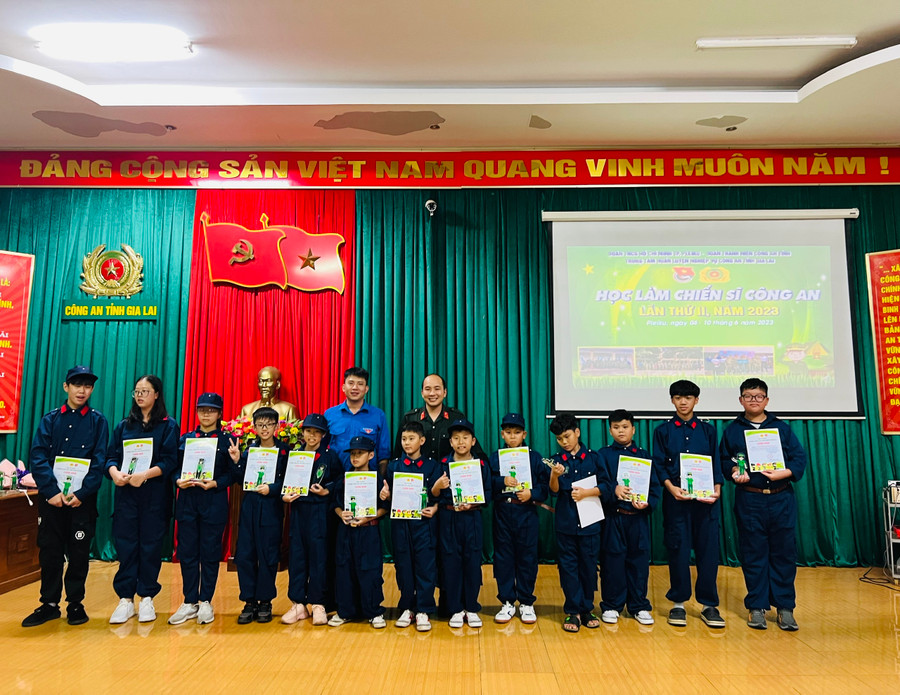 Ban tổ chức trao giấy chứng nhận hoàn thành chương trình Học làm chiến sĩ công an cho các chiến sĩ "nhí". Ảnh: P.L