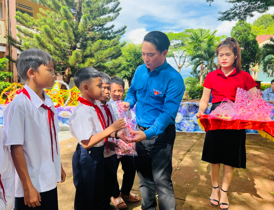 Anh Đỗ Duy Nam-Phó Bí thư Tỉnh Đoàn tặng quà trung thu cho các em học sinh Trường Tiểu học-THCS Ia Mơ Nông. Ảnh: P.L